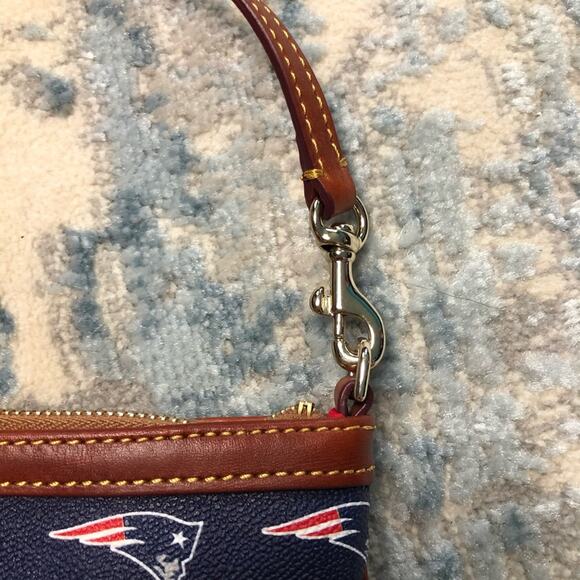 Dooney & Bourke Patriots Leather Wristlet - New with tags - Picture 5 of 10